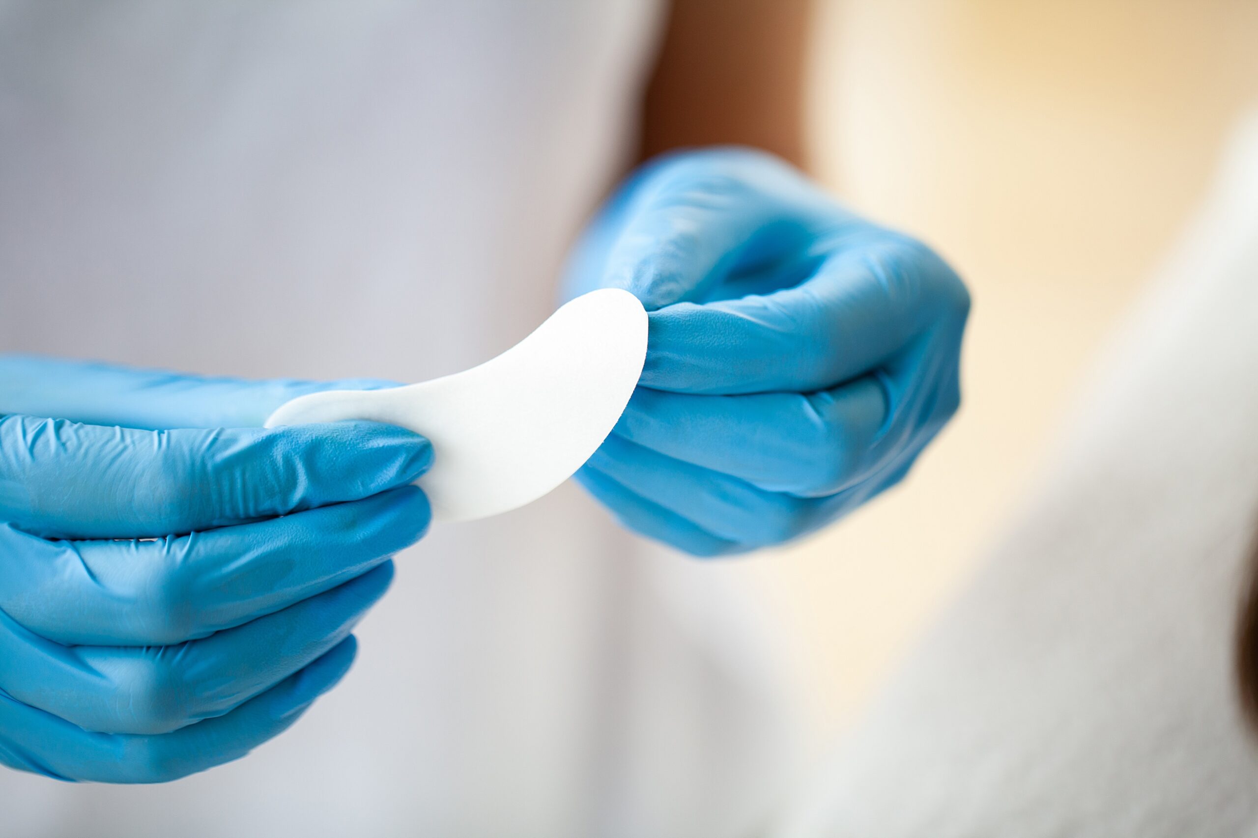 master-close-up-holding-a-patch-for-eyelash-extens-2023-11-27-05-35-40-utc (1)